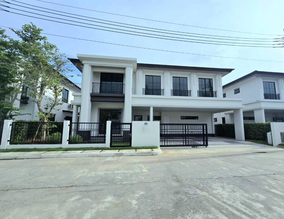 For SaleHouseLadkrabang, Suwannaphum Airport : 🔥HOT DEAL 🔥 Setthasiri Village Project Bangna-Suvarnabhumi (Setthasiri Bangna-Suvarnabhumi ) plot in front of the garden, main road of the project This price is the cheapest, 4 bedrooms, 5 bathrooms, 2 living rooms, 1 maids room, parking for 3 cars.