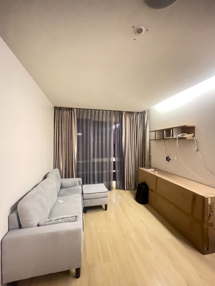 For RentCondoRatchadapisek, Huaikwang, Suttisan : Rent emerald ratchada 50 sqm. Very good price, best in 3 worlds. Must hurry. There is a full kitchen and laundry provided.