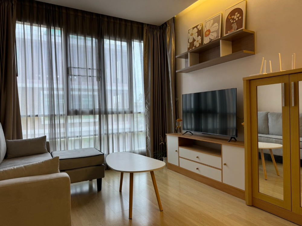 For RentCondoRatchadapisek, Huaikwang, Suttisan : Rent emerald ratchada 50 sqm. Very good price, best in 3 worlds. Must hurry. There is a full kitchen and laundry provided.