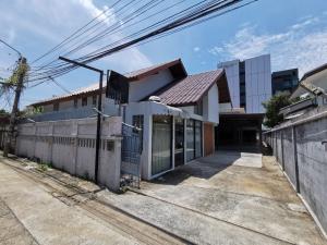 For RentHouseChokchai 4, Ladprao 71, Ladprao 48, : Single house for rent, good location, area 160 square meters, Soi Lat Phrao 44. 100 meters from the BTS, rent 70,000 baht [Company registration possible]