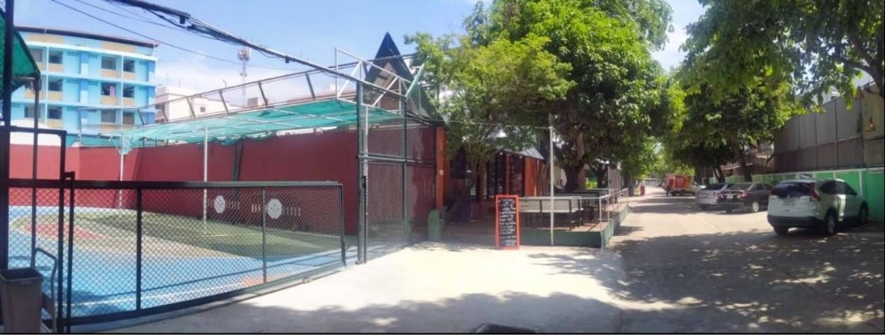 For SaleLandChokchai 4, Ladprao 71, Ladprao 48, : Urgent sale, land with building as a sports club, area 4-3-63 rai (with 1 clubhouse building + badminton court + tennis court + swimming pool) 450 million baht.