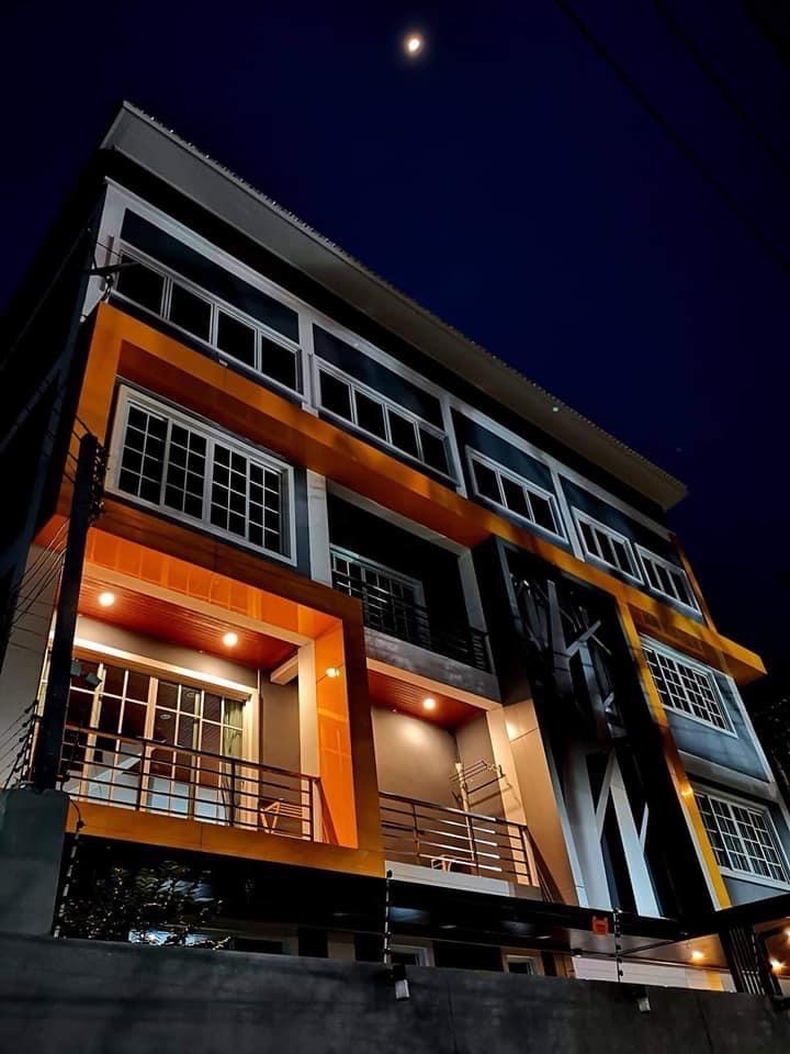 For RentHome OfficeChaengwatana, Muangthong : For rent: 4-storey home office on 69.2 sq m of land, usable area 635 sq m., fully furnished, 7 bedrooms, 6 bathrooms, 3 parking spaces, 14 air conditioners, has Studio Live.