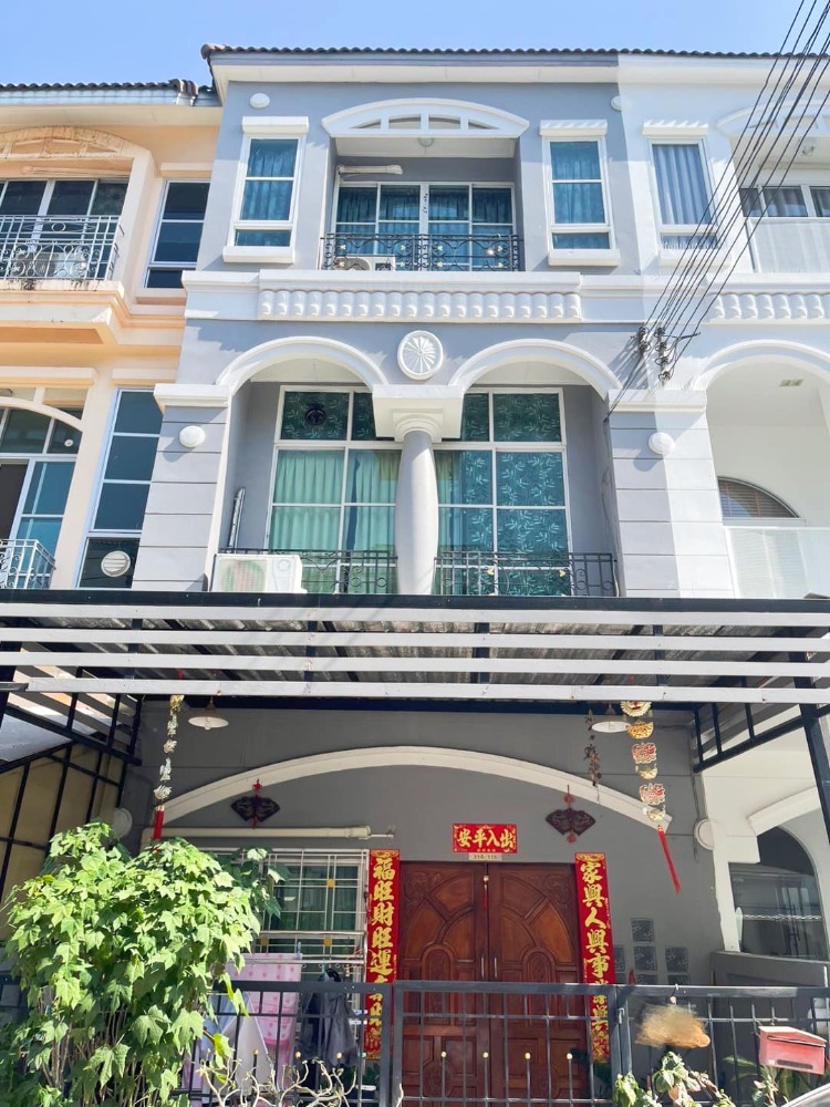 For RentTownhouseYothinpattana,CDC : Townhome for rent, 4 floors, Baan Klang Muang Lat Phrao project, Chokchai 4, air conditioned, fully furnished. There are 4 bedrooms, 4 bathrooms. Monthly rental price 23,000 baht