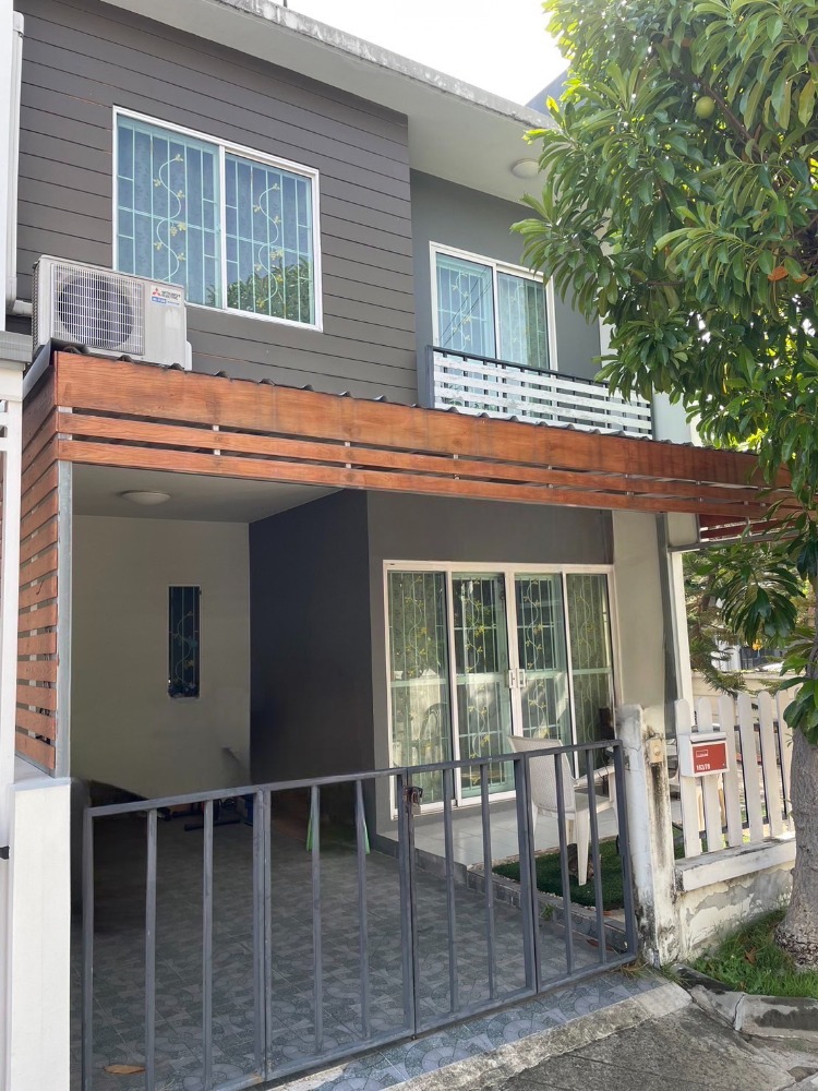 For SaleTownhouseNonthaburi, Bang Yai, Bangbuathong : Selling very cheap!! 2-story corner townhome, very good location!! Areeya The Colors Wongwaen-Ratchapruek Project, land area 27.5 sq m, usable area 104 sq m, near Central Westgate, BTS Bang Yai Market and the Purple Line. Very suitable for living.