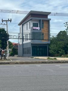 For SaleShophouseLop Buri : Cheapest in this area, 3-story commercial building, stand alone building, very good location, next to Phahon Yothin Road, the main line, Lopburi.