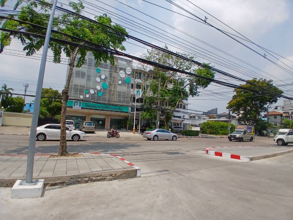 For SaleShophouseOnnut, Udomsuk : For sale: 5-story commercial building, Sukhumvit Road 101/1 Tel.0999983897