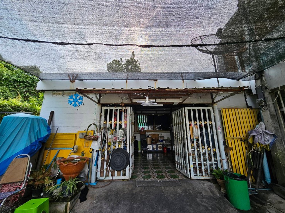 For SaleTownhousePathum Thani,Rangsit, Thammasat : Very cheap for sale!! 2-storey corner townhouse, Villa Chao Phraya, land area 27.9 sq.w., usable area 83.20 sq.m., suitable for living and renovating for great profit, near Bang Phun Expressway