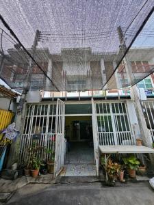 For SaleTownhousePathum Thani,Rangsit, Thammasat : Selling very cheap!! 2-story townhouse, Villa Chao Phraya, land area 17.8 sq m, usable area 83.20 sq m, suitable for living and renovating to make a good profit. Near Bang Phun Expressway!!