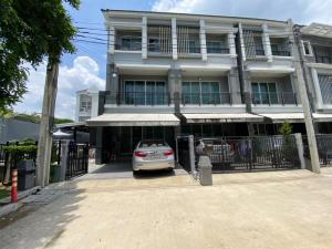 For SaleTownhouseRama5, Ratchapruek, Bangkruai : Townhome for sale, Baan Klang Muang Ratchada-Wong Sawang, behind the edge, the front of the house doesn't collide with anyone, lots of space, garden view, gives shady, private, semi-detached house feel.