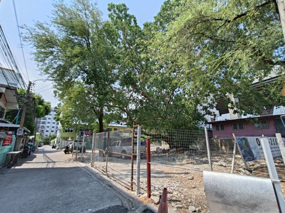 For SaleLandSukhumvit, Asoke, Thonglor : •Empty land for sale on the corner of Sukhumvit Road 66/1, near the expressway entrance.