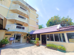 For SaleBusinesses for saleBangna, Bearing, Lasalle : Apartment for sale, 53 rooms, Bearing, has parking, can increase rent, profit 80,000 baht per month, good location, 80 meters into the alley, 5 minutes to BTS Bearing.