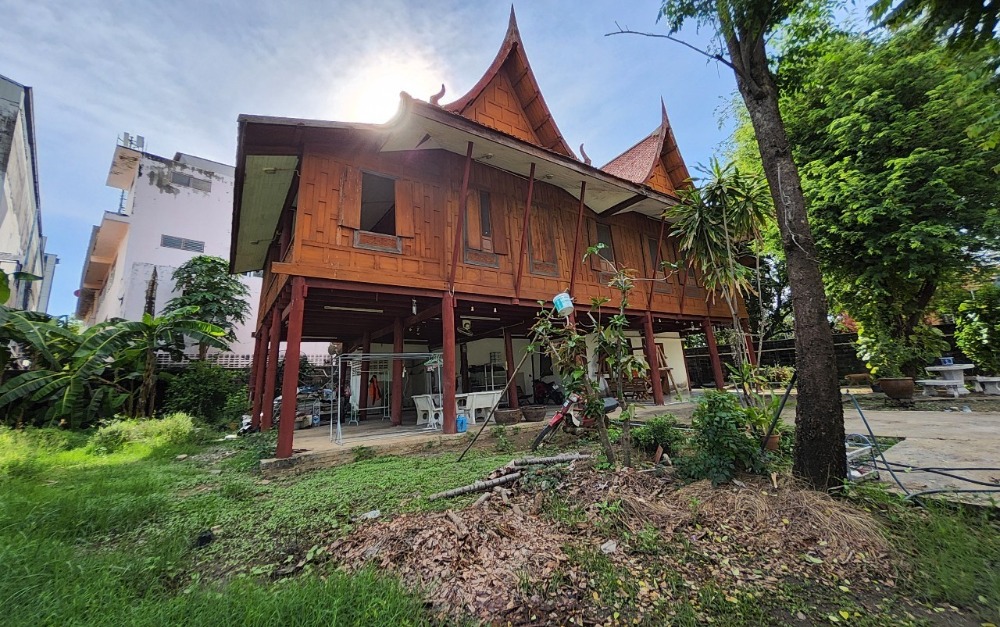 For SaleHouseOnnut, Udomsuk : House for sale, prime location, Sukhumvit Road 101, Punnawithi 28, area 302 square meters, price 35 million baht.