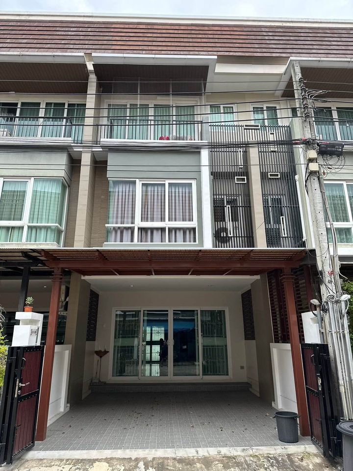 For RentTownhousePinklao, Charansanitwong : Townhome 3floors 3bedrooms 3bathrooms with fully furnished and ready to move in, next to MRT only 5 minutes.