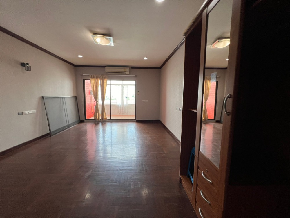 For SaleCondoBangna, Bearing, Lasalle : Selling very cheap!! Country Complex Bangna, Building B (Country Complex B), usable area 38.4 sq m, 6th floor, suitable for living and renovating to make a good profit, near BTS Bangna and Udomsuk, beautiful room, very good price!!!