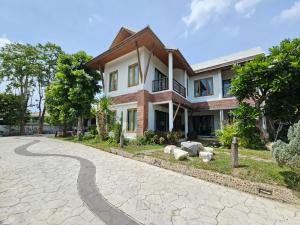 For SaleHouseNakhon Pathom : Decided to sell a luxury model home Only 3 minutes from Central Nakhon Pathom, only 1 kilometer from Phetkasem Road. The homeowner is a contractor. I built it myself and intended to use it as a model home.