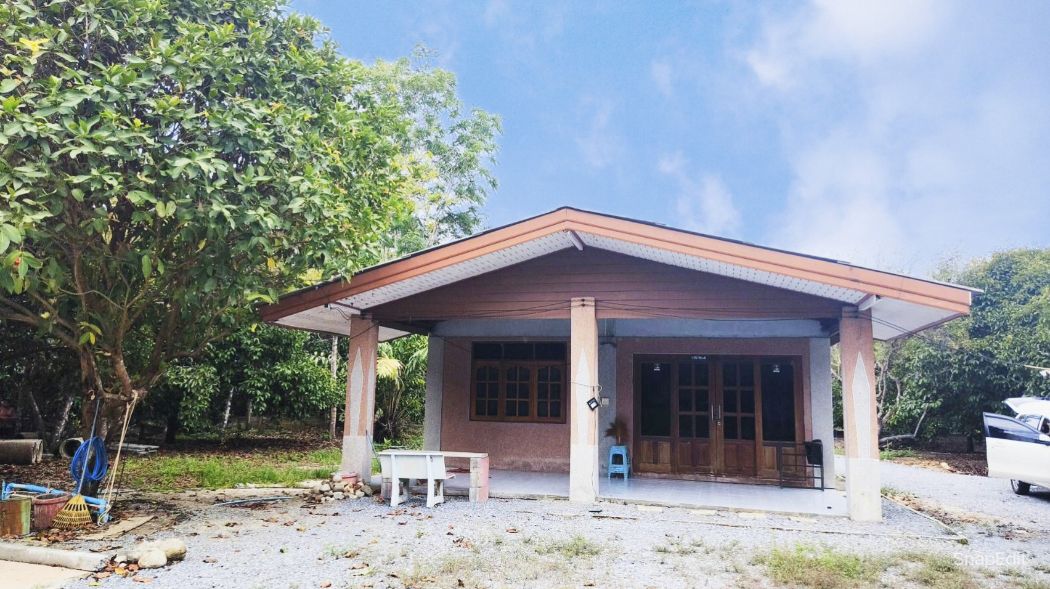 For SaleLandNakhon Si Thammarat : Land for sale to make a garden house, Phrom Khiri District, land 5 rai 2 ngan 80.6 sq m. There is a house, rambutan, mangosteen, lime, 2 artesian wells.