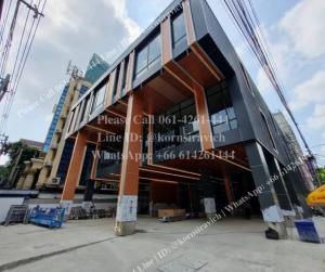 For RentRetailSathorn, Narathiwat : Space for rent, 1st floor, size 123 square meters @ South Sathorn, next to the main road and BTS, for doing business: cafe, restaurant, clinic, showroom.