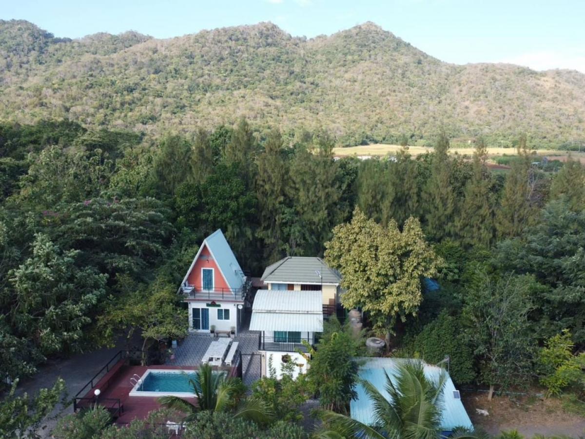 For SaleHouseSaraburi : 📢👇House for sale with swimming pool on 4 rai of land, Saraburi, not far from Bangkok.  From Future Park Rangsit Distance approximately 120 kilometers, good weather, good price. Behind is a fruit orchard including tamarind, longan, pomelo, custard apple, m