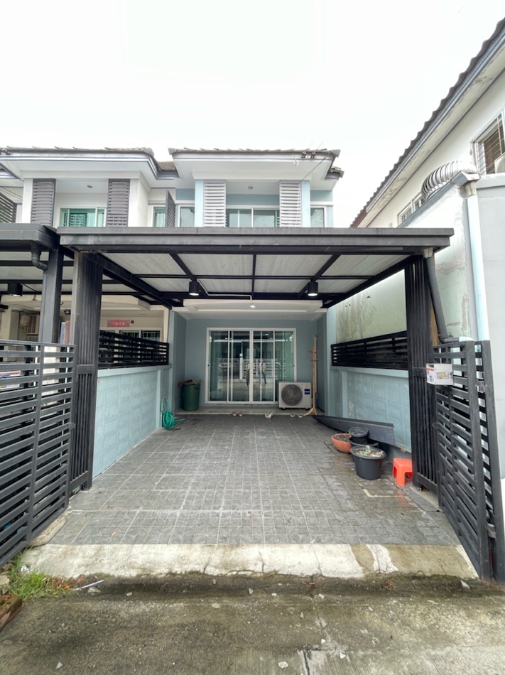 For SaleHouseNawamin, Ramindra : Urgent sale! Townhome The Park @ Fashion 17.5 sq m, good location, opposite Fashion Island. There are many ways to enter and exit, near the Pink Line.