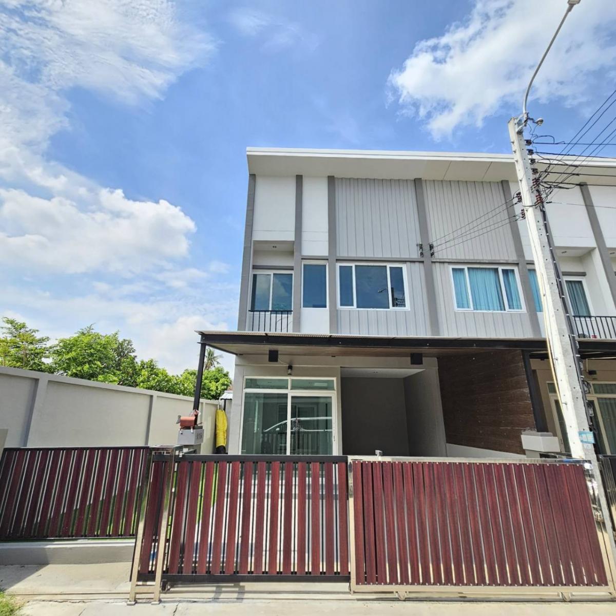 For SaleTownhouseChaengwatana, Muangthong : Townhouse in the city, corner house, beautiful, location behind the Ministry of Public Health, Tiwanon Ngamwongwan.