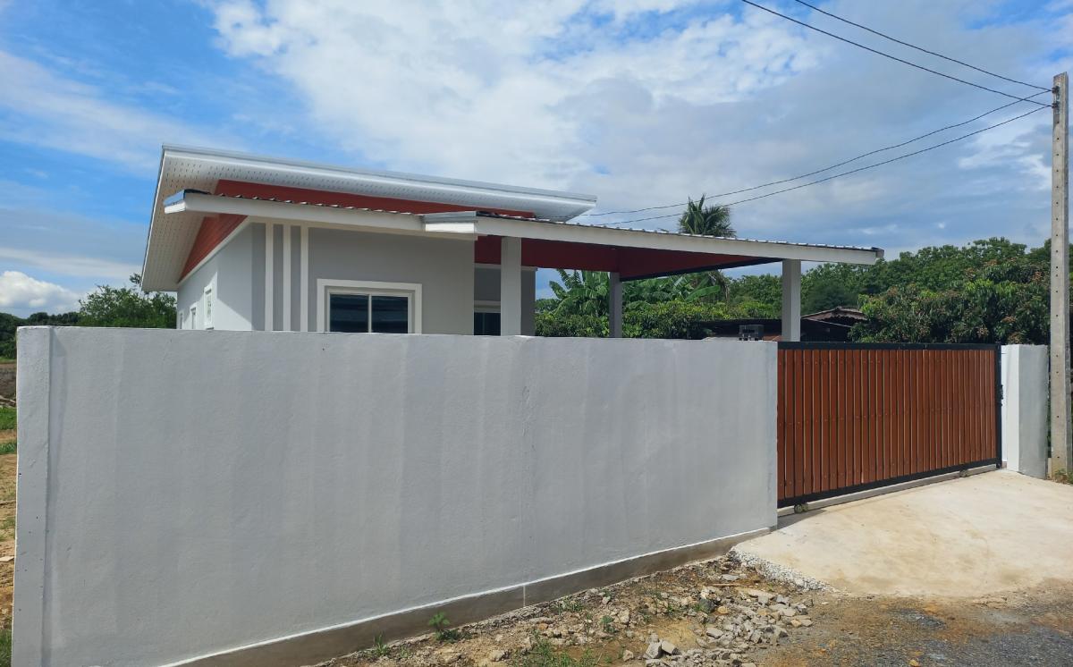 For SaleHouseChiang Mai : 🔥Urgent sale, detached house, 60 square meters, location on a four-lane road, Chiang Mai-Maejo, 3 bedrooms, 2 bathrooms, parking for 2 cars.