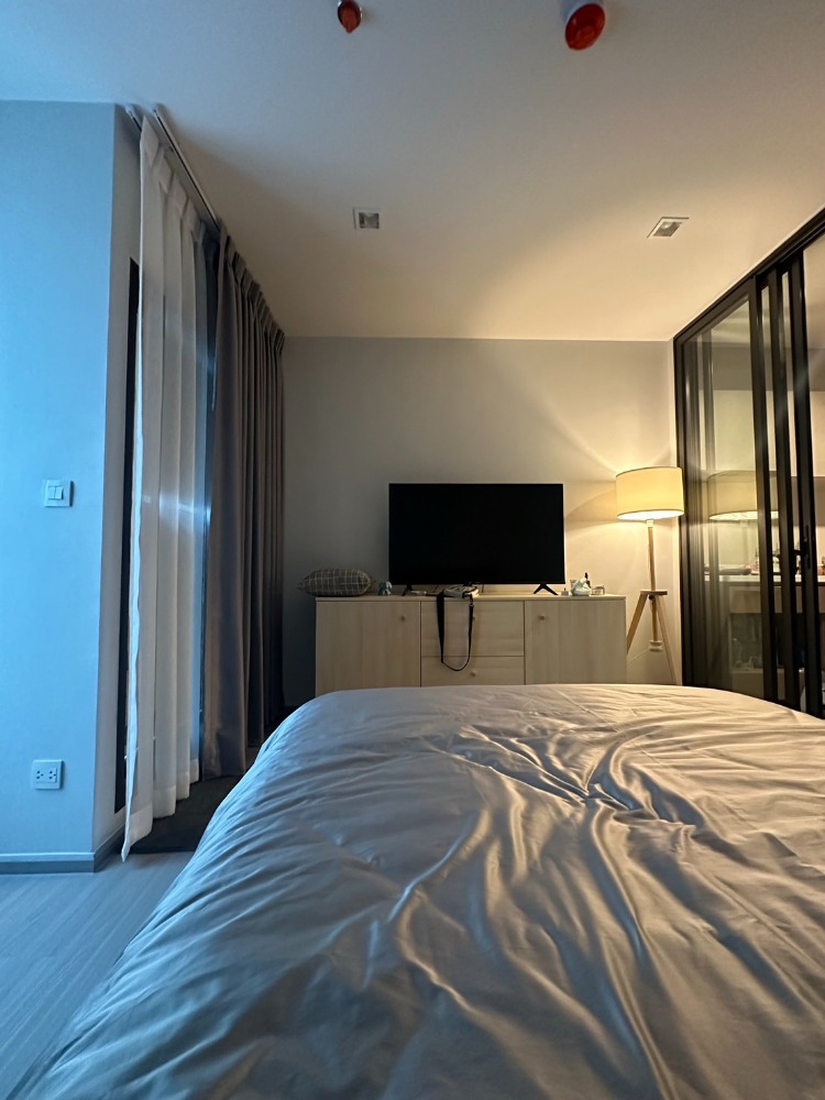 For RentCondoThaphra, Talat Phlu, Wutthakat : 👑 Life Sathorn Sierra 👑 Room size 28.4 sq m., 33rd floor, beautifully decorated and livable. Fully furnished, ready to move in.