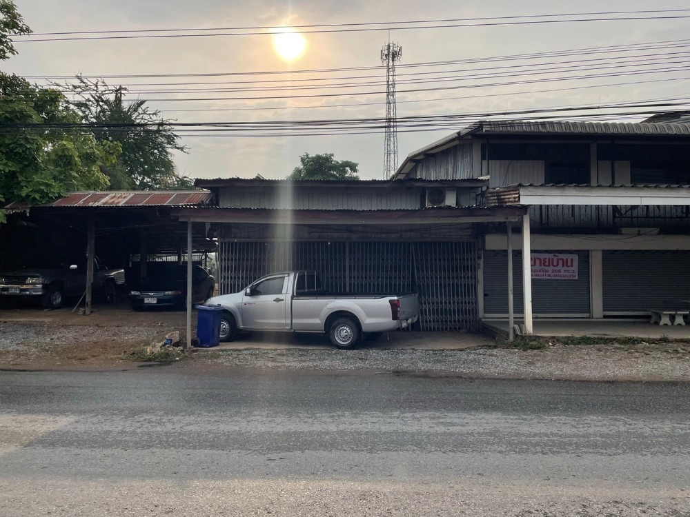 For SaleLandKhon Kaen : Cheap house for sale with cheap land urgently‼️(Owner sells it himself) 3 intersections of Soi Sri Sawang, Wang Perm Subdistrict, Si Chom District, Khon Kaen Province, good location next to the road, suitable for trading / doing business (used to be an ol