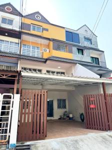 For SaleTownhousePattanakan, Srinakarin : For sale, 4-story townhome, Warathorn Ville, Phatthanakan 44, 31.5 sq m, 5 bedrooms, 7 bathrooms, newly renovated, near BTS.