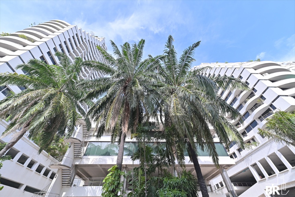 For SaleCondoSukhumvit, Asoke, Thonglor : ❤️For Sale❤️Condo Supalai Place Sukhumvit 39. Duplex 4B4Bs, 219 sq.m. Large unit with front garden & private balcony. Near BTS Phrompong