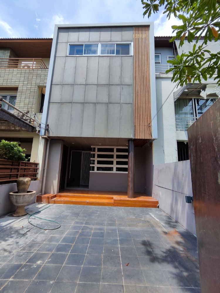 For SaleTownhouseRatchadapisek, Huaikwang, Suttisan : 📣 📣 Home office for sale, 3.5 floors, size 293 sq m., Ratchadaphisek 32, Lat Phrao 35, price 8.00 million baht 📣 📣