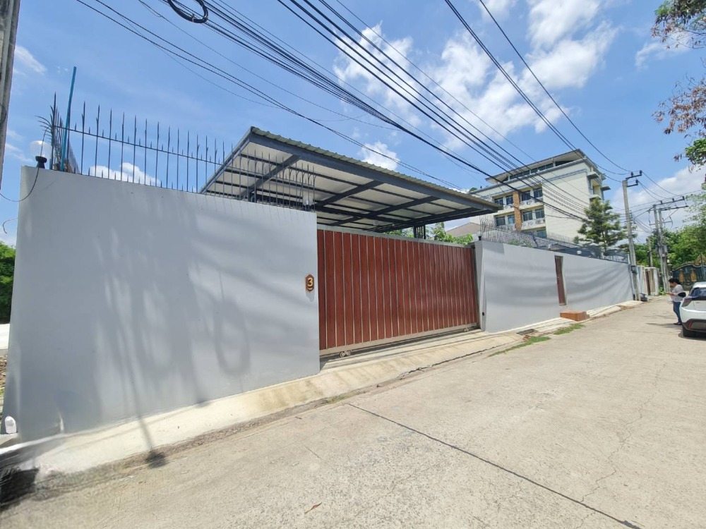 For SaleHouseChokchai 4, Ladprao 71, Ladprao 48, : Beautiful house for sale with 200 sq m of land, Nakniwat 37, intersection 2-11, Lat Phrao Subdistrict, behind Central Eastville, easy access to Soi Lat Phrao 71, Soi Chokchai 4, along the Ramintra Expressway, At Narong (Pradit Manutham).