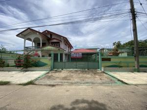 For SaleHouseSing Buri : Selling at an inexpensive price It is next to Singburi City Hall. Located 150 meters from the main road, detached house, ready to move in, 2 floors, width 45 meters, 3 bedrooms, 2 bathrooms, 2 ngan, 29 square wa (229 square wa), parking for 5-10 cars.