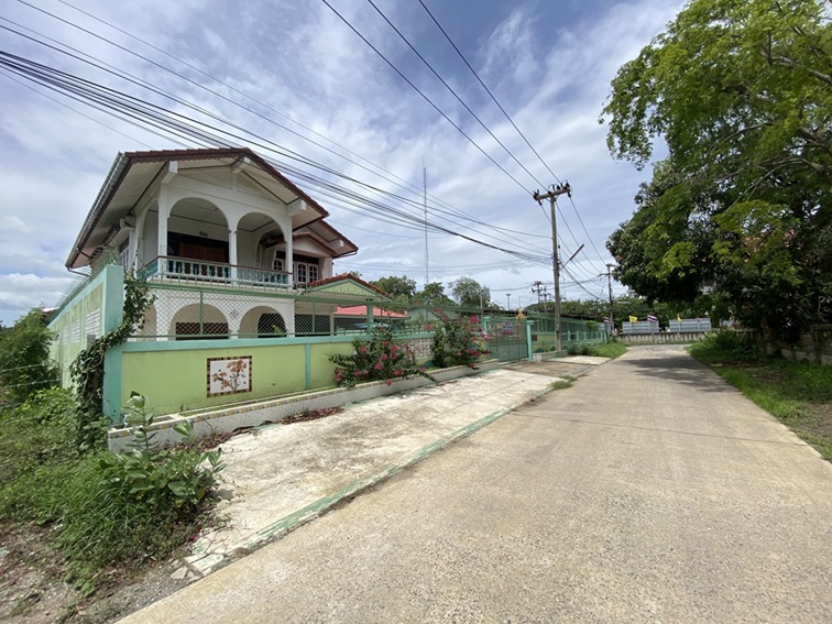 For SaleHouseSing Buri : Selling at an inexpensive price It is next to Singburi City Hall. Located 150 meters from the main road, detached house, ready to move in, 2 floors, width 45 meters, 3 bedrooms, 2 bathrooms, 2 ngan, 29 square wa (229 square wa), parking for 5-10 cars.