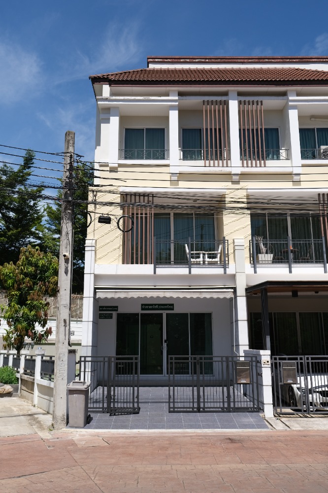 For RentTownhouseKaset Nawamin,Ladplakao : Urgent🔥 Townhome for rent: 3-storey townhouse opposite the common area with a yard, located in //////“Baan Klang Muang Urbanion Kaset-Nawamin 2//////“, Soi Lat Pla Khao 79.