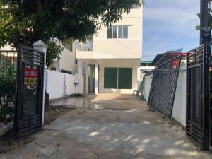For SaleHousePinklao, Charansanitwong : The newest house in the alley Wide balcony!! 3-storey detached house for sale, 6 bedrooms, 3 bathrooms, Suan Phak 43, Soi Atsawapichet 10.