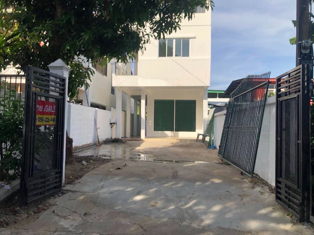 For SaleHousePinklao, Charansanitwong : The newest house in the alley, wide balcony!! Selling a 3-storey single house, 6 bedrooms, 3 bathrooms, vegetable garden, 43 Soi Atsawaphichet 10