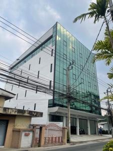 For SaleOfficeLadprao101, Happy Land, The Mall Bang Kapi : 6-story building for sale, Soi Lat Phrao 87, area 100 sq m, area 1700 sq m, parking for 12 cars, building next to the main road, Soi Lat Phrao 87, suitable for an office near the expressway. Central Eastville Mall