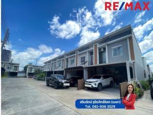 For SaleTownhouseSamut Prakan,Samrong : House for sale Sridan 22 Pleno Village, Srinakarin, Bangna, house on the edge of the house, adding to the front and back. There is a good built-in kitchen.