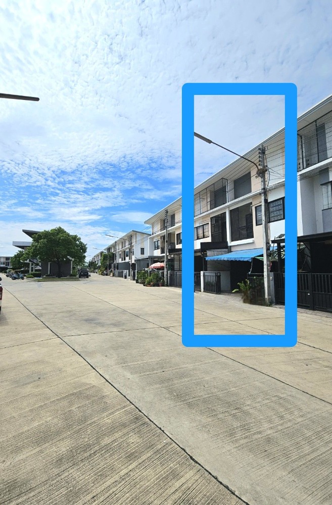 For SaleTownhouseNakhon Pathom : For sale: 2-storey townhouse, Pruksapun Grand Lampaya 3, ready to move in, only 3 kilometers from Central Nakhon Pathom, near shopping centers, universities, very convenient to travel.