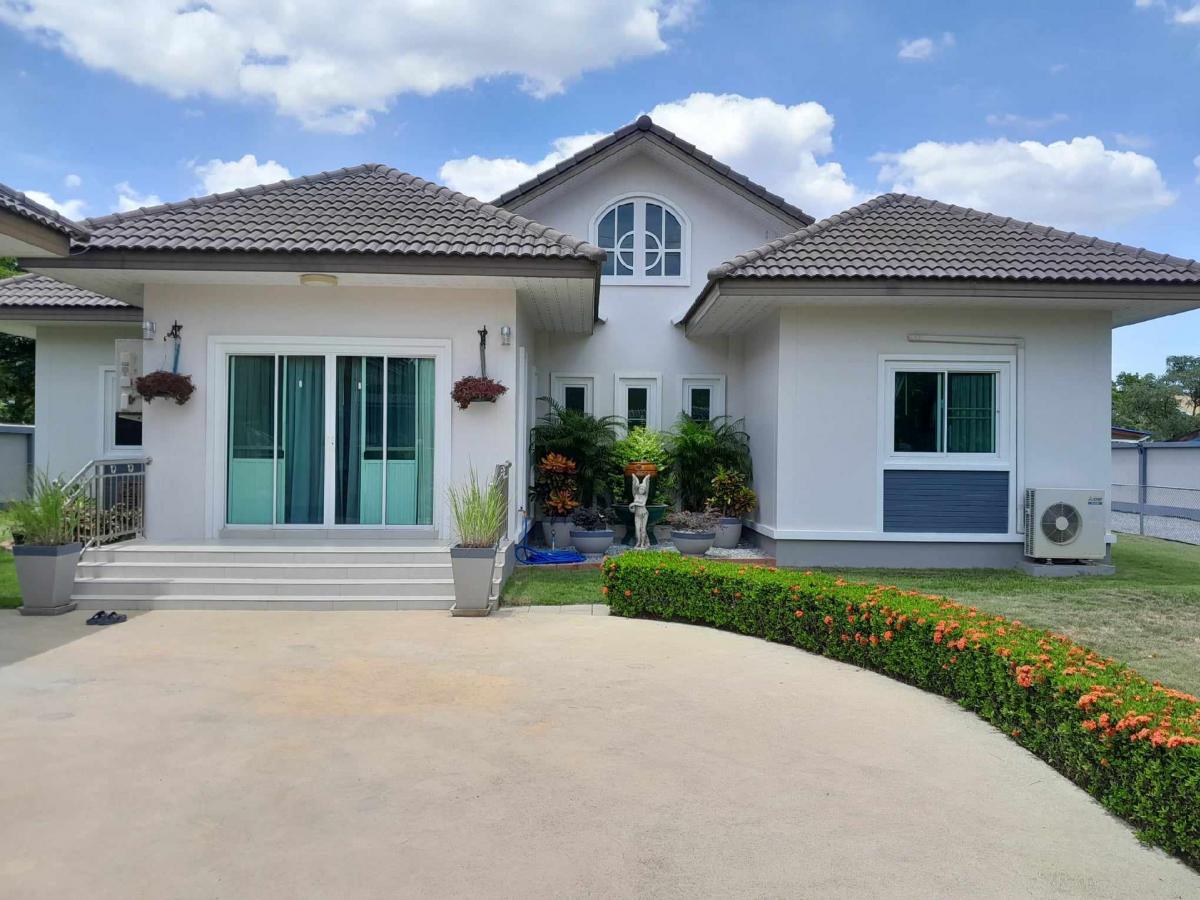 For SaleHouseNakhon Pathom : 2 houses for sale on 1 rai of land, Nakhon Pathom Province / House for sale near Bangkok