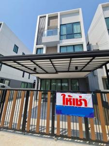 For RentHouseVipawadee, Don Mueang, Lak Si : House that can be used as an office, modern style. Usable area 220 sq m, 3 bedrooms, 3 bathrooms.