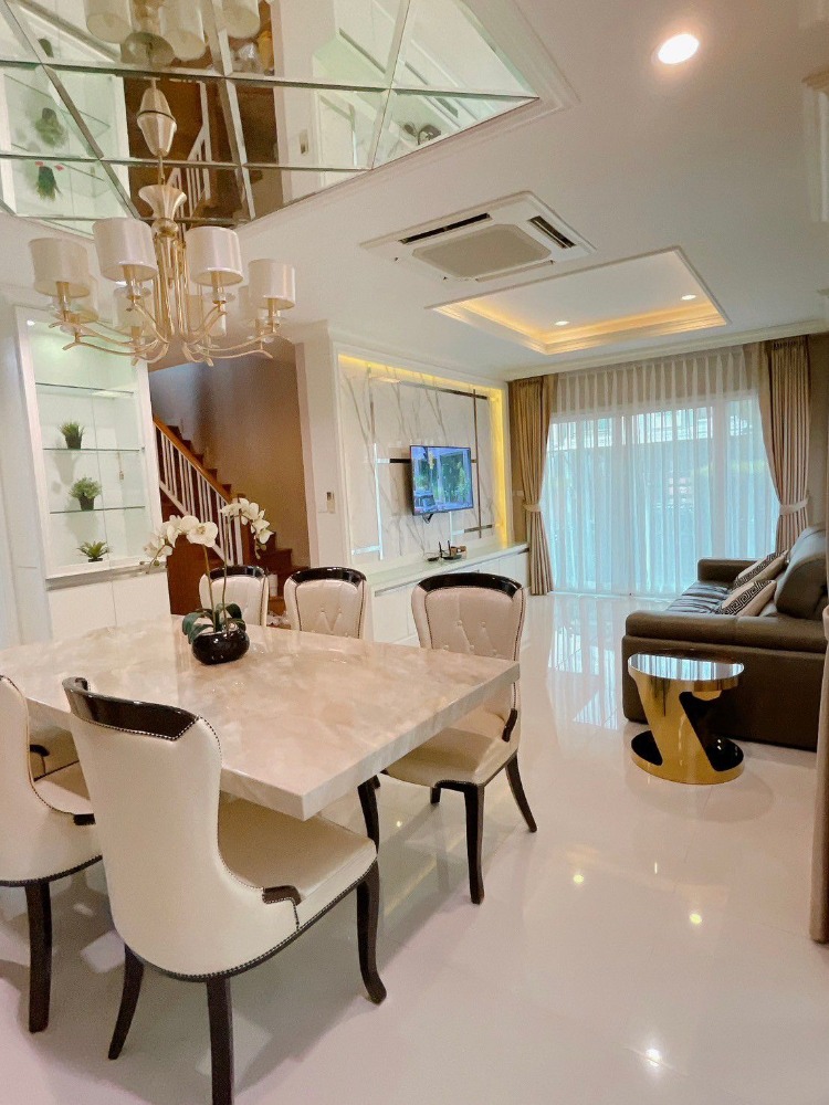 For RentHousePattanakan, Srinakarin : 2-story detached house for rent, Passorn Luxe Project, Phatthanakan 38, has a dog and cat room. Get a small animal Near Bangkok Christian International School Conveniently travel in and out in many ways. Suitable for living as a family.