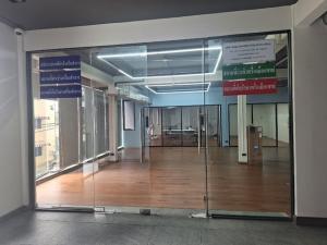 For RentOfficeKhlongtoei, Kluaynamthai : BS1391 Office space for rent, 200 sq m., Rama 4 area, suitable for use as an office. Near Lotus Rama 4, convenient travel.