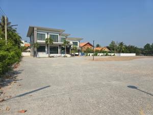 For SaleLandSamut Songkhram : Land for sale in the heart of the city, next to the Mae Klong River, Samut Songkhram, suitable for a resort business, hotel, prime location in the heart of Samut Songkhram.