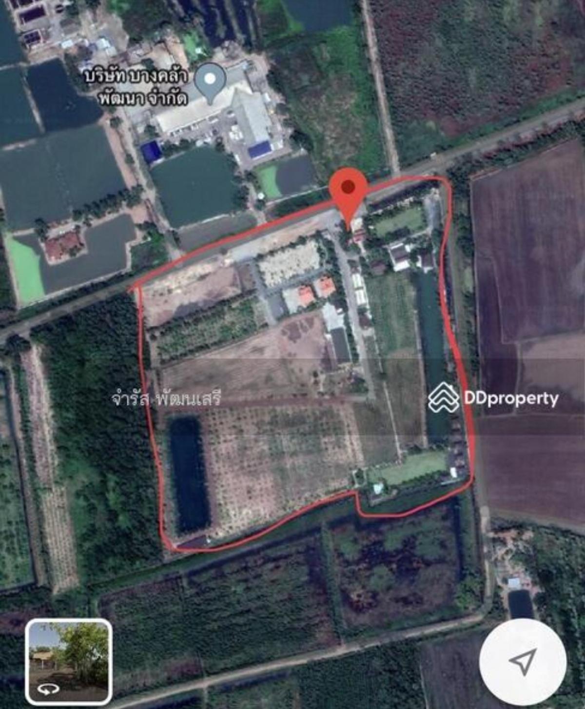 For SaleLandChachoengsao : Chachoengsao land, 51 rai, next to the main road, level with the road. With a Thai style house