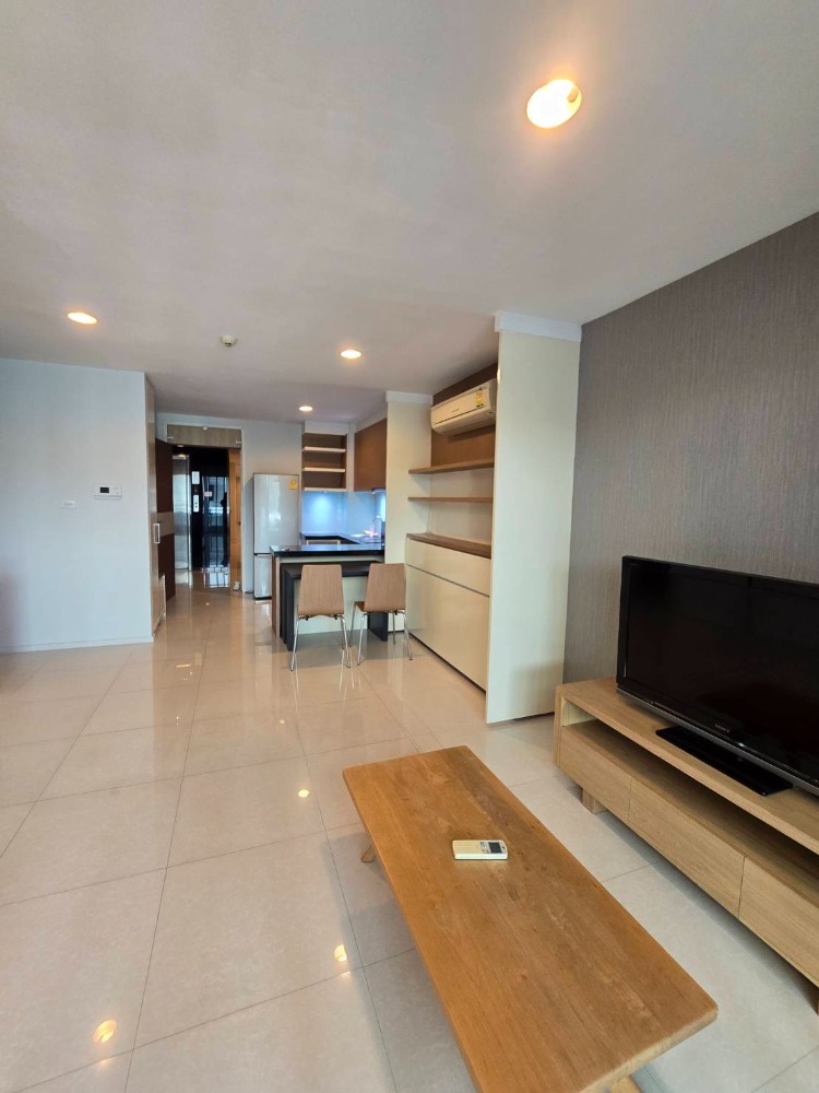 For RentCondoOnnut, Udomsuk : Near Punnawithi BTS station, only 400 meters, near True Digital Park building and near Anglo Singapore International School.