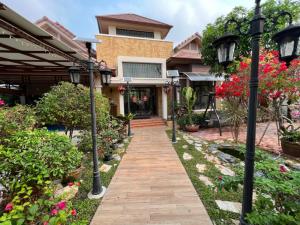 ขายคอนโดพัทยา บางแสน ชลบุรี สัตหีบ : For sale house at Sirisa16 Pool villa 217 m2  3 beds 4 bath