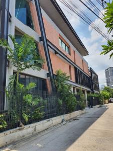 For RentOfficeKhlongtoei, Kluaynamthai : Office Building Stand Alone Loft style For Rent.