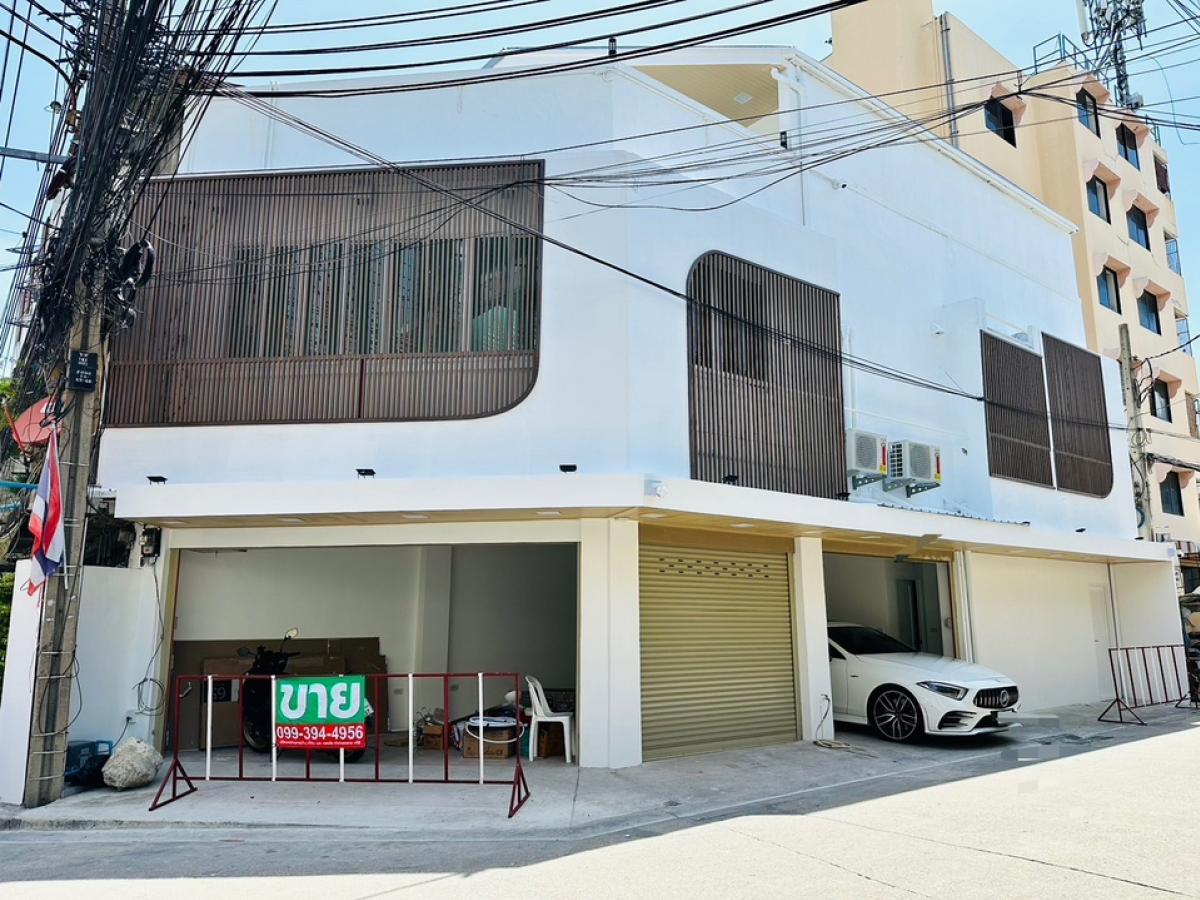 For SaleHouseSathorn, Narathiwat : 3-story house for sale in the heart of Sathorn Road, Soi Chan 32, corner house, beautifully decorated. Ready to move in, modern style, near BTS Surasak, only 400 meters.