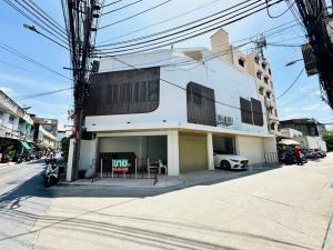 For SaleHouseSathorn, Narathiwat : 3-story house for sale in the heart of Sathorn Road, Soi Chan 32, corner house, beautifully decorated. Ready to move in, modern style, near BTS Surasak, only 400 meters.